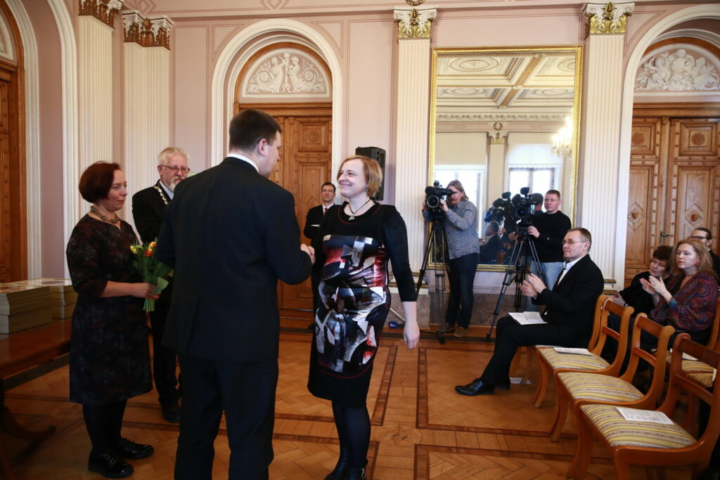 Marika Mägi (right) receiving the Estonian State Award for Research in the field of humanities from the Prime Minister Jüri Ratas (left). Photo credit: Anna Aurelia Minev / ERR