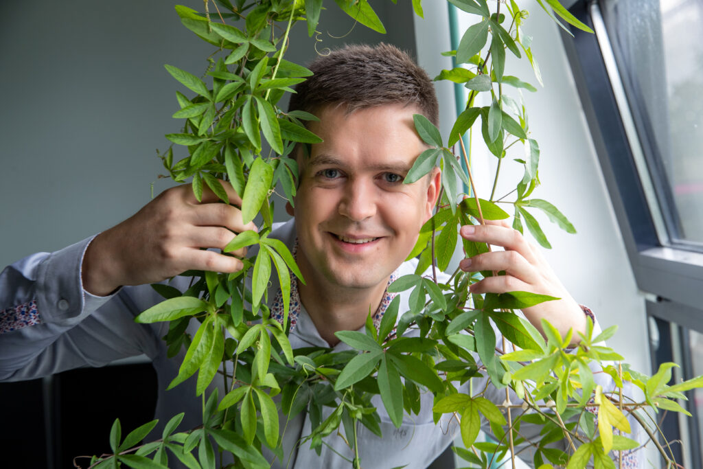 Estonian roboticist Indrek Must surrounds himself with plants even in his Tartu lab. He has used this blue passionflower as an inspiration. Photo credit: Andres Tennus