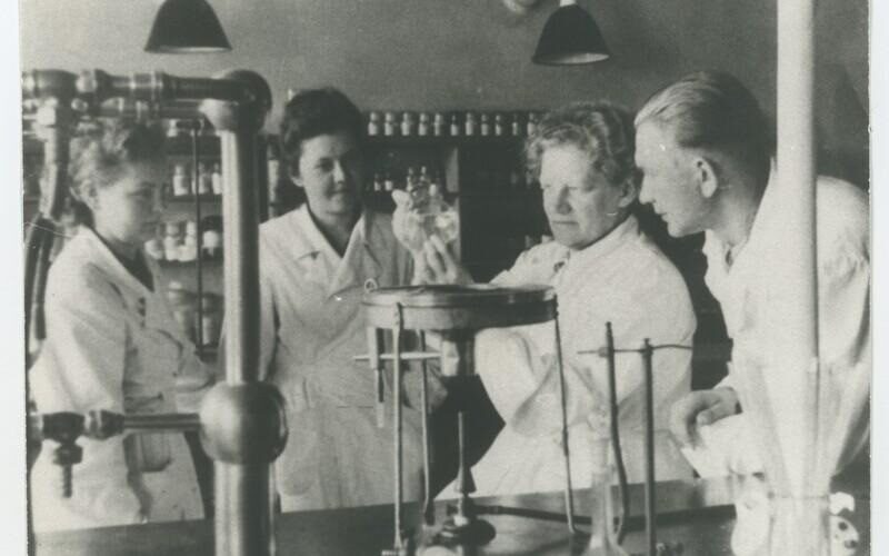 Alma Tomingas with colleagues in the laboratory. Source: ÜAM F 231:163 F, Tartu University museum.
