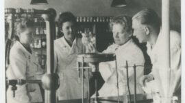 Alma Tomingas with colleagues in the laboratory. Source: ÜAM F 231:163 F, Tartu University museum.