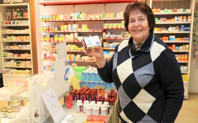 Marika Mikelsaar, professor emeritus at the University of Tartu, visited the pharmacy of Tartu University Hospital to verify that, as a result of a 20-year research, a dietary supplement containing an ME-3 bacterium is now available in Estonia’s pharmacies. Author/source: Mari-Liis Pintson, University of Tartu