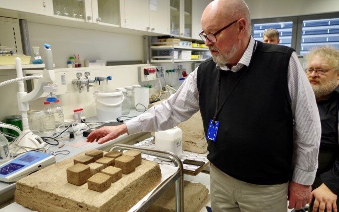 After determining the humic and fulvic acid content in peat and conducting the XRD analysis of elements and minerals, the possible test mixtures were modelled and small test pieces printed. On the photo, Toomas Tenno is showing these test pieces. Author/source: Merilyn Merisalu