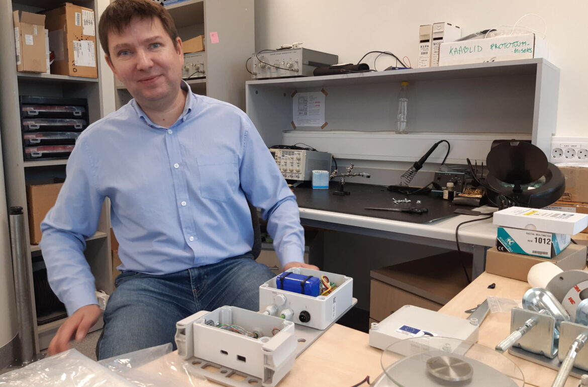 Early Stage Researcher Jaanus Kaugerand with sensor. Photo credit: TalTech