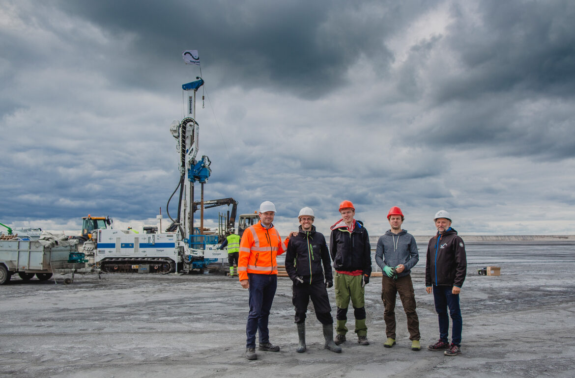 From left to right: Ragn Sells circular solutions Project Manager Alar Saluste, Research Fellow in Geology Martin Liira, Junior Research Fellow of Geology Kristjan Leben, Researcher Riho Mõtlep and Drilling Department Manager at Steiger Meelis Peetris. Source: OSA Service AS